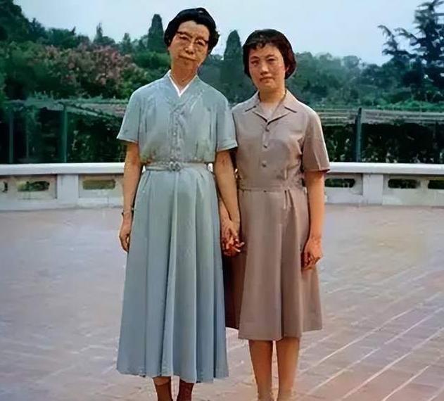 bti体育官方网站-1956年，江青赴苏联治病，向接诊的医生坦言：我和毛泽东同志是政治夫妻